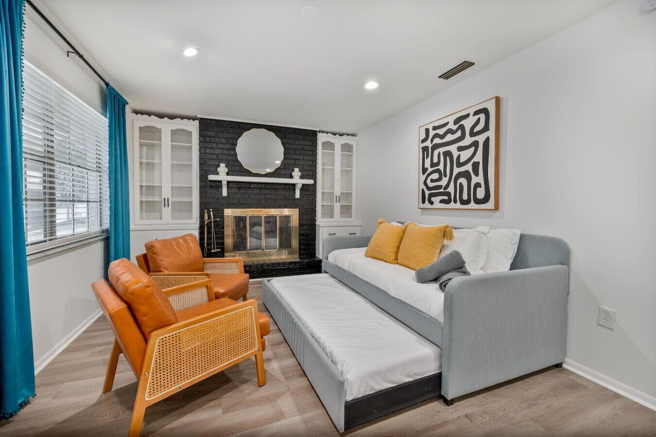 Televisio, takka, pöytätennispöytä