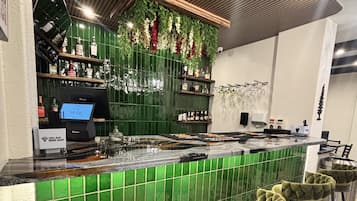 Bar (trong khuôn viên)