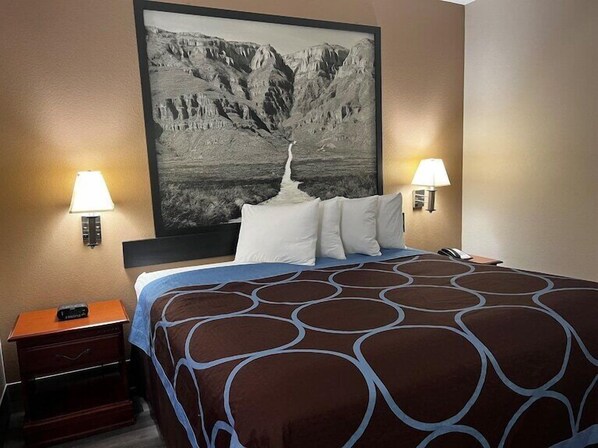 Työpöytä, kannettavalle tietokoneelle sopiva työtila, pimennysverhot