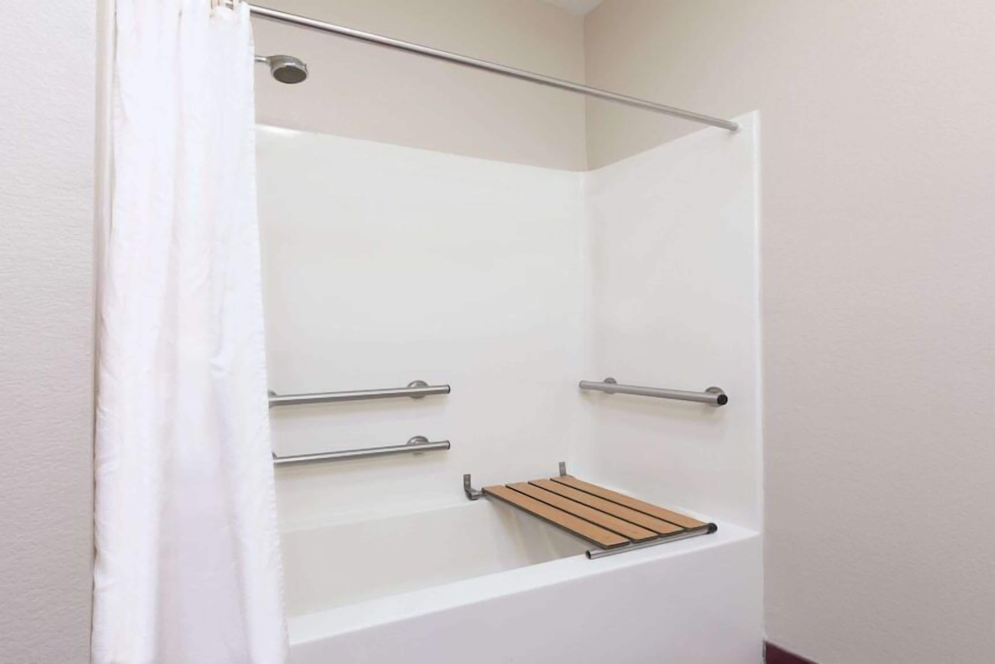 Badewanne, Haartrockner, Handtücher, Seife