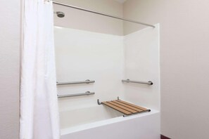 Bathtub, hair dryer, towels, soap - Hotel Piney Woods (Huntsville)