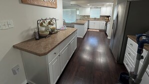 Private kitchen - Family 2BR Oasis w/Private Pool & HDTV, PAWsitive (Port Richey)