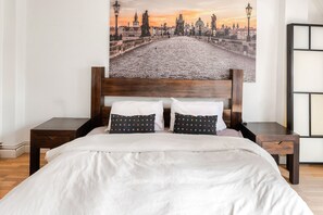 Apartament superior, vistes a la ciutat | Escriptori, espai de treball apte per a portàtils i cortines opaques 