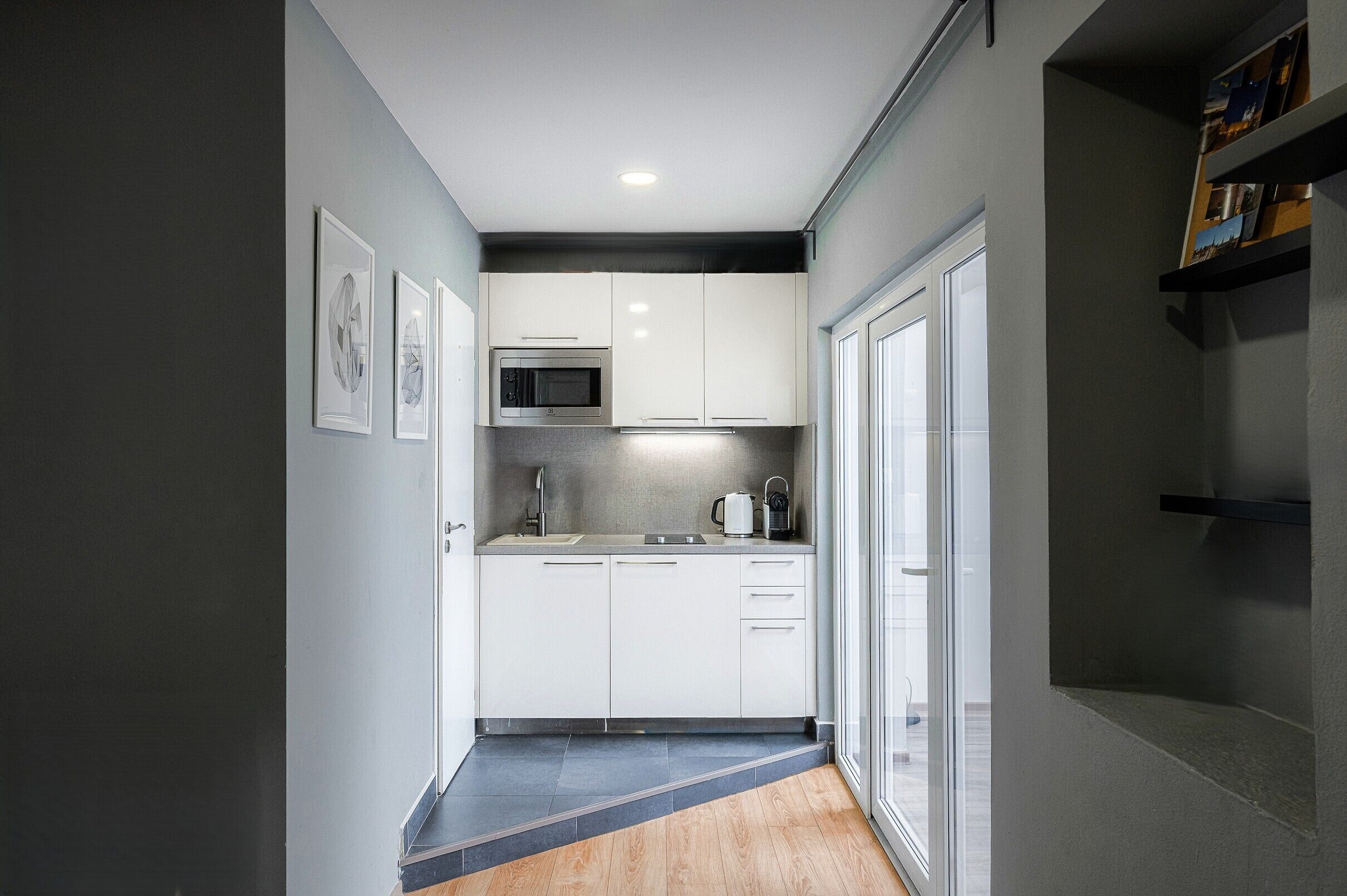 Apartament superior, pati, vistes a la ciutat | Cuina privada | Frigorífic, microones i placa de cuina 