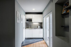 Apartament superior, pati, vistes a la ciutat | Cuina privada | Frigorífic, microones i placa de cuina 