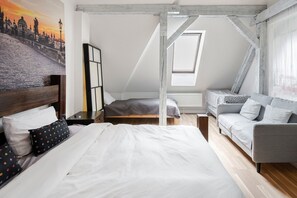 Desk, laptop workspace, blackout curtains, soundproofing - Apartment & Parking (Prague)