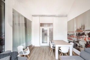 Superior-Apartment, Stadtblick | Wohnbereich