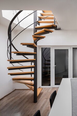 Desk, laptop workspace, blackout curtains, soundproofing - Apartment & Parking (Prague)