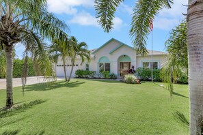 Exterior - Newly renovated 4 bedroom home with easy access to the famous Gulf Beaches. (Bonita Springs)