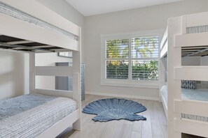 4 عدّة غرف نوم ومكواة/لوح كي وواي فاي وملاءات أسرّة