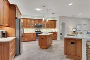 ثلاجة، ميكروويف، فرن، موقد طهي مسطح