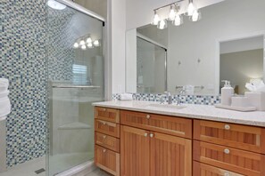 Regadera, secadora de cabello, bidet, toallas 