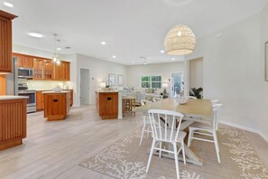 Dining - Newly renovated 4 bedroom home with easy access to the famous Gulf Beaches. (Bonita Springs)
