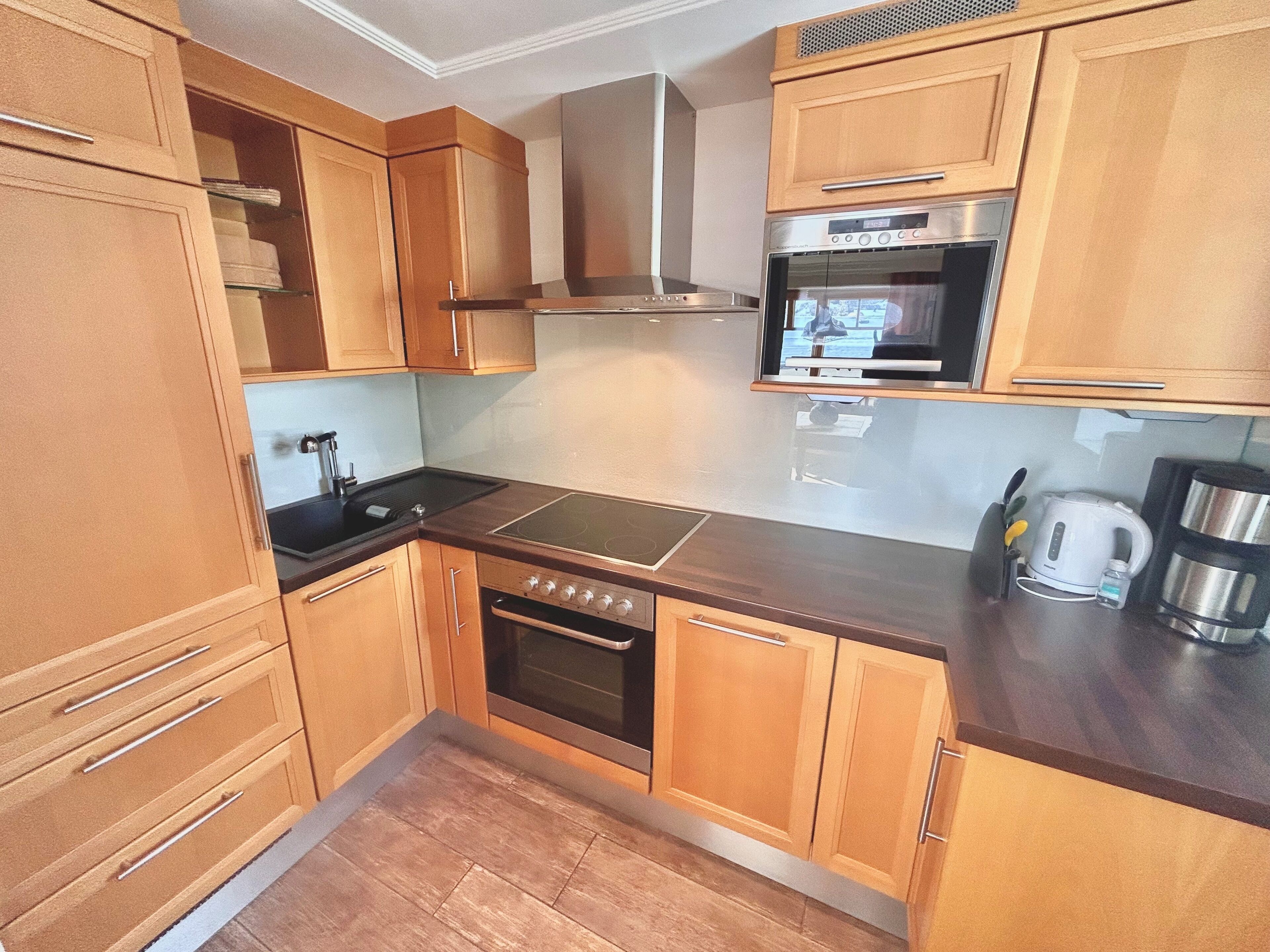 Fridge, oven, dishwasher, coffee/tea maker