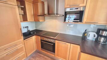 Kühlschrank, Ofen, Geschirrspüler, Wasserkocher mit Kaffee-/Teezubehör