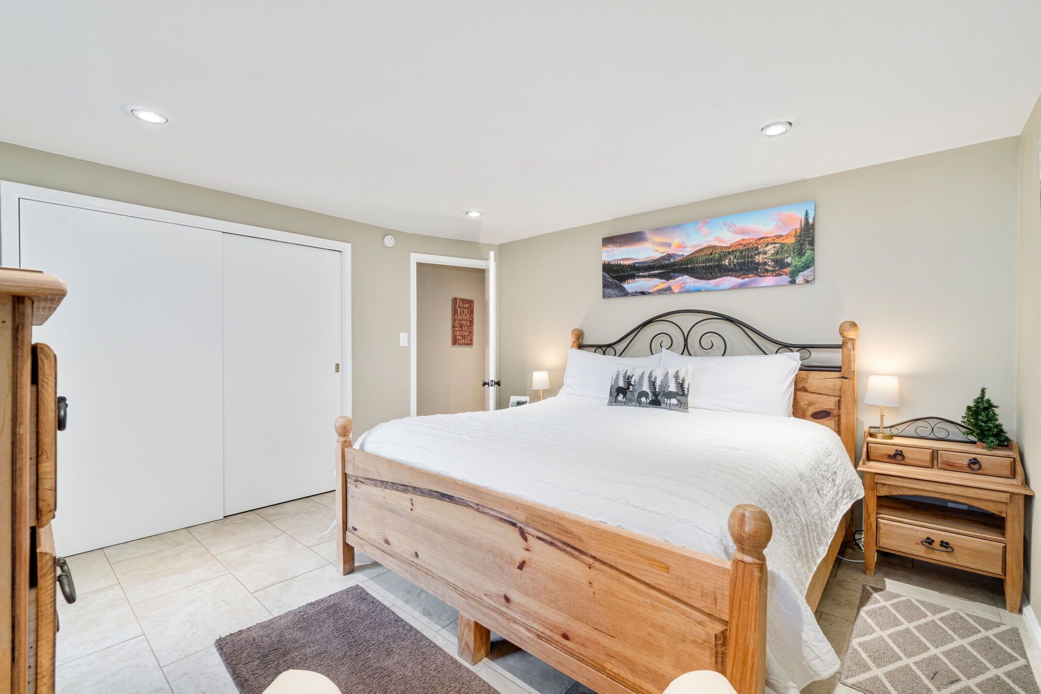 4 bedrooms, desk, iron/ironing board, travel crib
