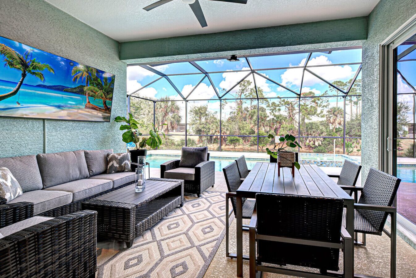 Un espace intérieur spacieux avec vue sur la piscine, comprenant un canapé, une table à manger et des chaises.