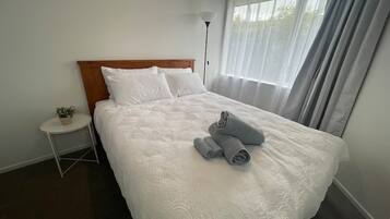 2 عدّة غرف نوم ومكواة/لوح كي وواي فاي مجانًا وملاءات أسرّة