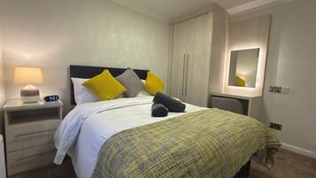 4 bedrooms, iron/ironing board, WiFi, bed sheets