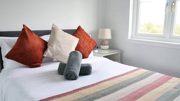 4 bedrooms, iron/ironing board, WiFi, bed sheets