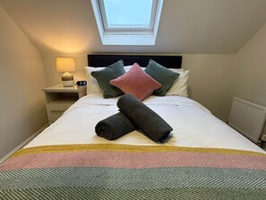 4 bedrooms, iron/ironing board, WiFi, bed sheets