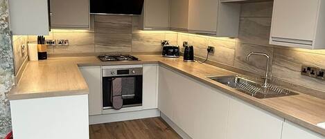 Køleskab, mikrobølgeovn, ovn, kogeplade