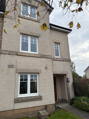 Exterior - Luxury 4 Bedroom Townhouse In Stirling (Stirling)