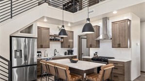 ماكينة لصنع القهوة/الشاي، ثلاجة، ميكروويف، فرن