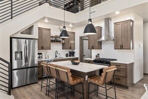 Fridge, microwave, oven, stovetop - Beartooth Mountain Lodge (Red Lodge)