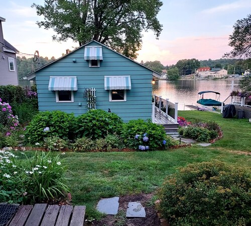 Charming 1-bedroom cottage on Lake Lashaway in East Brookfield.