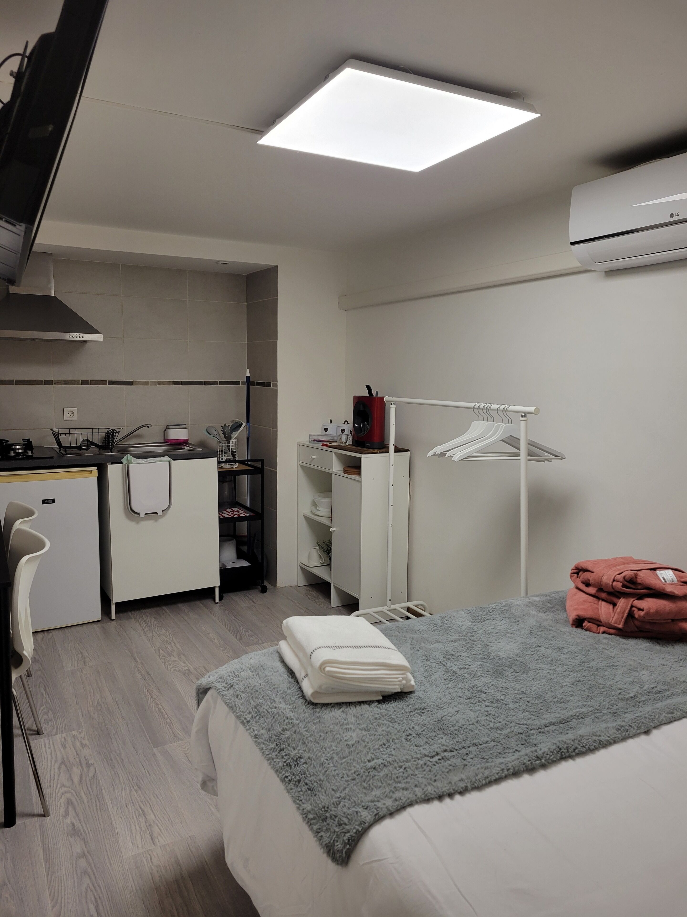 1 chambre, fer et planche à repasser, accès Internet