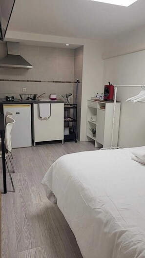 1 dormitorio, tabla de planchar con plancha, Internet