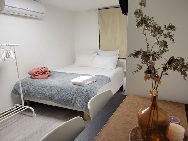 1 chambre, fer et planche à repasser, accès Internet