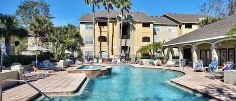 Una piscina al aire libre, una piscina climatizada