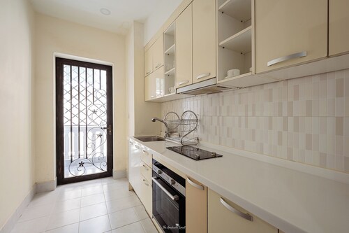 Cozy 2BR Condo with Hardwood Floors & Rooftop Sunset View in Charming Phnom Penh