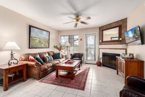 TV - Fountain Park Condo/Sleeps 4/Steps to the Fountain (Fountain Hills)