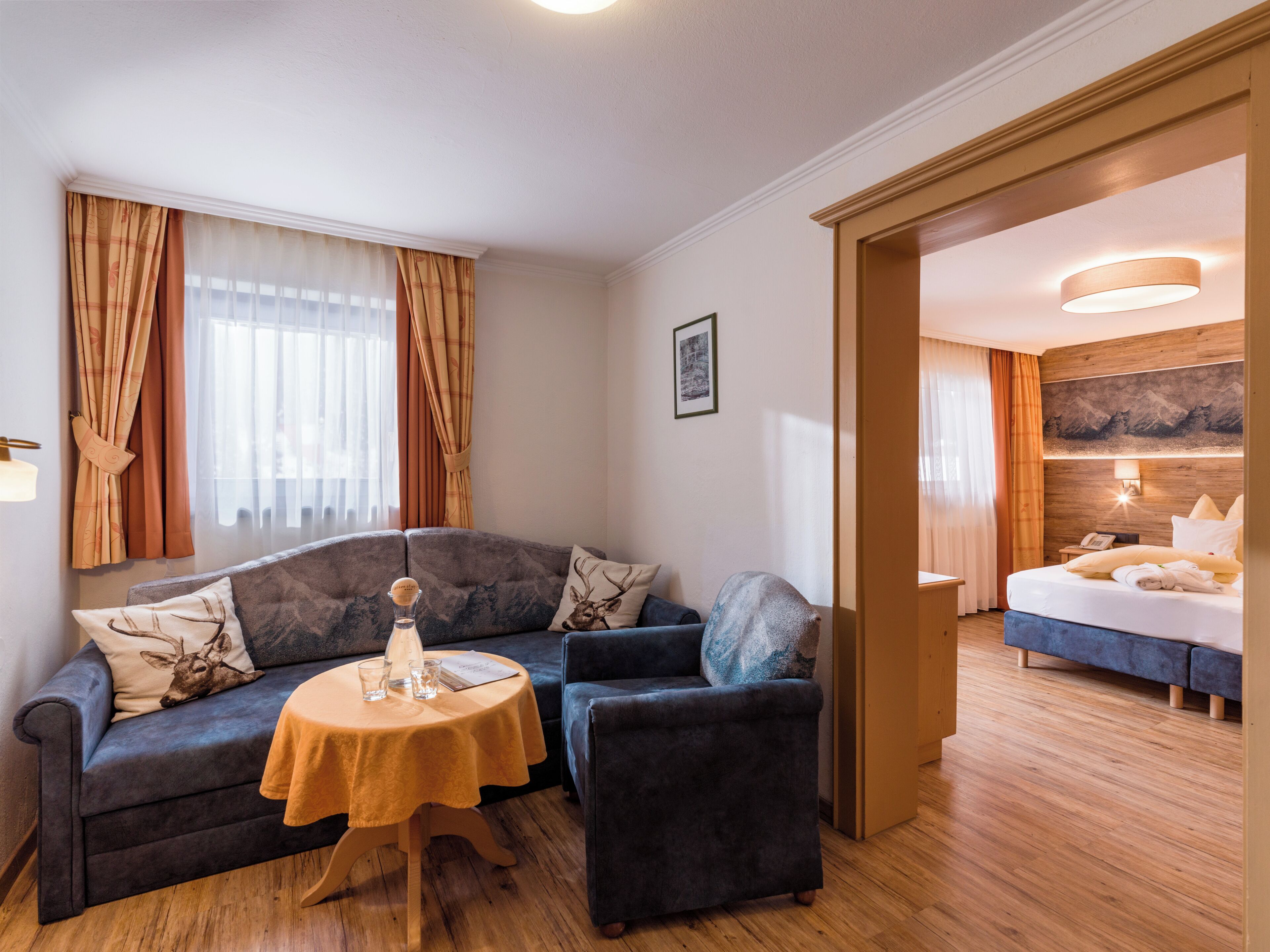 Habitación doble superior, balcón, vista a la montaña | Ropa de cama hipoalergénica y escritorio 