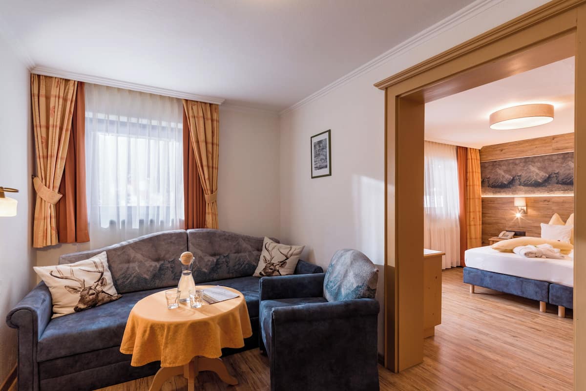 Chambre supérieure double, balcon, vue sur la montagne | Literie hypoallergénique, accès au Wi-Fi (inclus), literie fournie