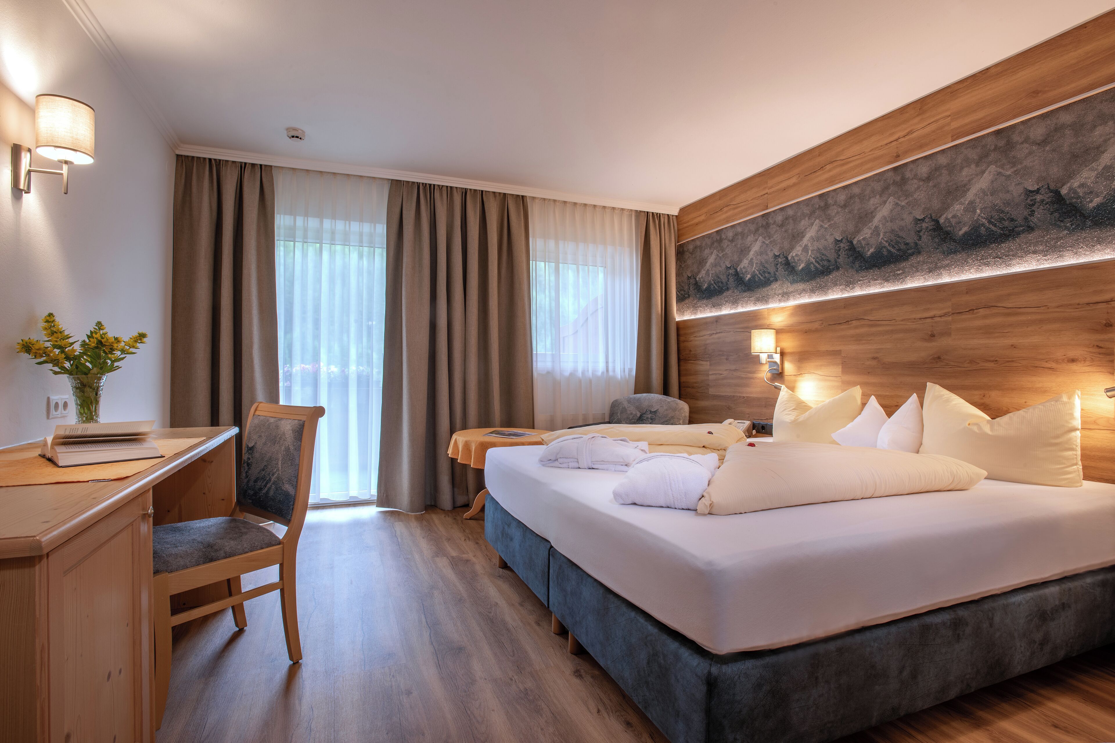 Habitación doble Confort, vista a la montaña | Ropa de cama hipoalergénica y escritorio 