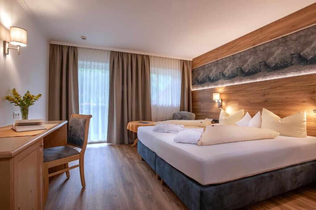 Hypo-allergenic bedding available, WiFi (free), bed sheets