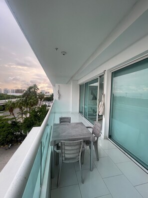 Outdoor dining - Charming 1-bedr 2-bth apartment in delightful Cartagena with AC, pool, beach (Cartagena)