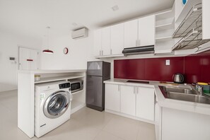 Een magnetron, een kookplaat, milieuvriendelijke schoonmaakproducten