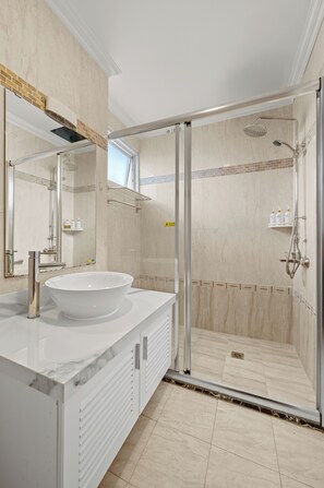 Een douche, een haardroger, een bidet, handdoeken