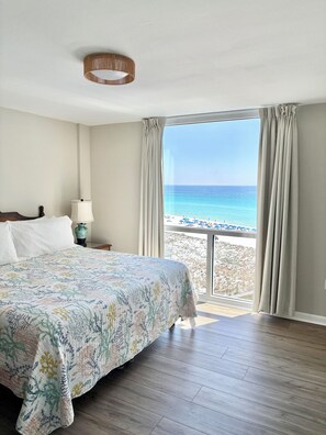 3 bedrooms, desk, free WiFi, bed sheets - Florida Sunshine Shoreline Towers 3-bedroom condo with great beachfront views (Destin)