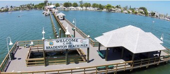 Cottage in the Shade, 3 min walk to beach, restaurants, and pickleball crt.