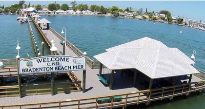 Cottage in the Shade, 3 min walk to beach, restaurants, and pickleball crt.