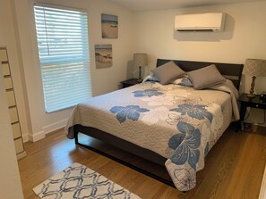 WiFi, bed sheets - Cottage in the Shade, 3 min walk to beach, restaurants, and pickleball crt. (Bradenton Beach)