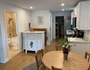 Microwave, dishwasher - Cottage in the Shade, 3 min walk to beach, restaurants, and pickleball crt. (Bradenton Beach)