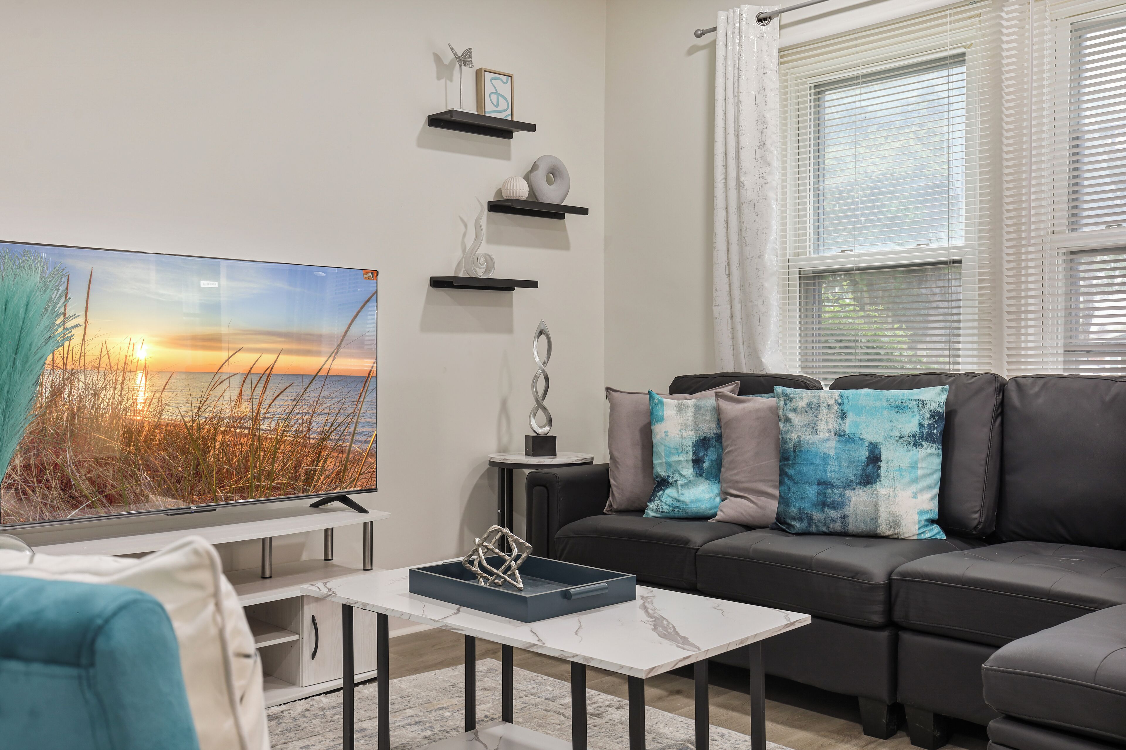 Smart-TV, peis, bøker og stereoanlegg