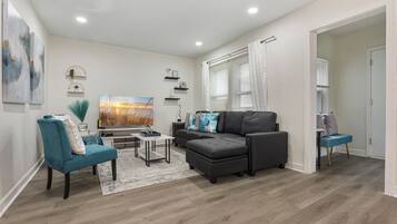 Smart-TV, Kamin, Bücher, Stereoanlage